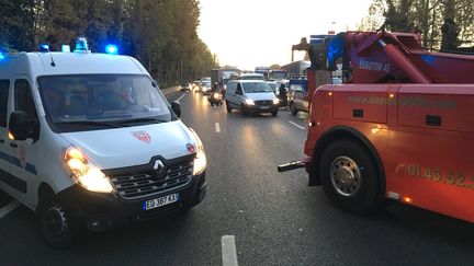 La police met en place un filtrage sur l'A4 au niveau de Charenton-Le-Pont (Val-de-Marne), lundi&nbsp;6 novembre 2017, en attendant l'arrivée de forains&nbsp;venus protester contre la fermeture du marché de Noël des Champs-Elysées. (MATTHIAS SECOND / FRANCE TELEVISIONS)