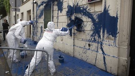 "membres de reporters sans frontières" jetant de le peinture sur les murs de l'Ambassade de Syrie à Paris, le 3/5/11 (AFP/Joël SAGET)