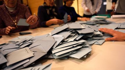 En Rhônes-Alpes-Auvergne les électeurs participent au dépouillement des élections régionales le 6 décembre 2015. (CITIZENSIDE/CHRISTOPHE ESTASSY / CITIZENSIDE.COM)