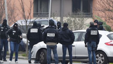 Des policiers reconstituent le meurtre d'Aurélie Chatelain à Villejuif (Val-de-Marne), le 20 mars 2016. (DOMINIQUE FAGET / AFP)