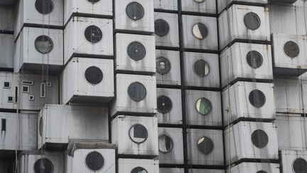 La façade de la Nagakin Capsule Tower de Tokyo (8 octobre 2021) (CHARLY TRIBALLEAU / AFP)