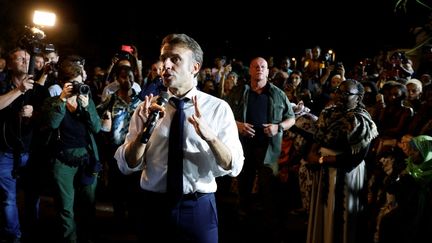 Emmanuel Macron s'exprime face à des sinistrés du cyclone Chido, à Pamandzi (Mayotte), le 19 décembre 2024. (LUDOVIC MARIN / AFP)