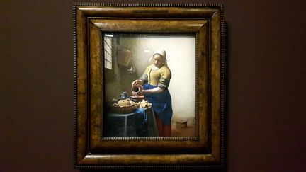 "La Laitière" de Vermeer, tableau exposé au musée du Louvre du 22 février au 22 mai 2017. (FRANCEINFO / ANNE CHEPEAU)