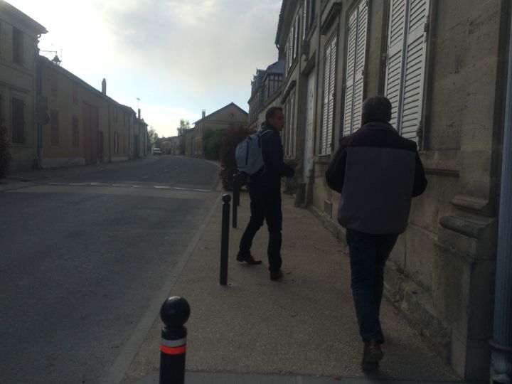 Les deux militants d'En marche ! dans les rues de Saint-Amand-sur-Fion (Marne), le jeudi 27 avril 2017. (LICIA MEYSENQ / FRANCEINFO)