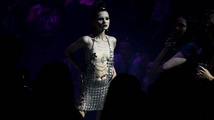 Un mannequin présente une création du label The Code lors de la Berlin Fashion Week le 14 juillet 2023 (TOBIAS SCHWARZ / AFP)