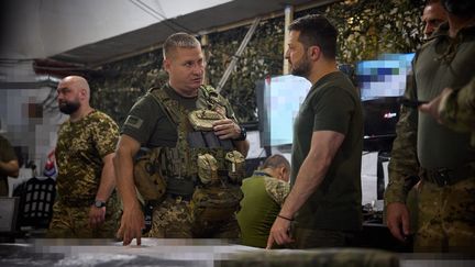 Le président ukrainien Volodymyr Zelensky a visité le commandement principal sur le front est, dans la région de Donetsk, lundi 14 août. (UKRAINIAN PRESIDENTIAL PRESS SER / AFP)