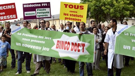 Manifestation devant le ministère de la Santé, de médecins diplômés hors de l'UE mais exerçant en France (15/06/11). (AFP/Miguel Medina)