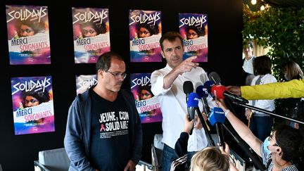 Luc Barruet (à gauche), le directeur du festival du Solidays, lors de la conférence de presse de présentation de l'édition 2021 en compagnie de l'ancien ministre de la Santé Olivier Véran.&nbsp; (STEPHANE DE SAKUTIN / AFP)