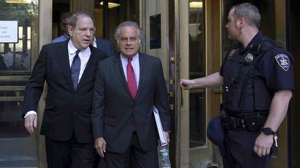 Harvey Weinstein&nbsp;et son avocat Ben Brafman, à la sortie de la cour d'assises de Manhattan, le 9 juillet 2018. (TIMOTHY A. CLARY / AFP)