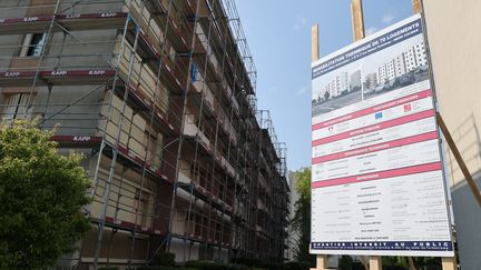 Des travaux de rénovation énergétique sur un immeuble de Colmar, en mai 2022. (HERVE KIELWASSER / MAXPPP)