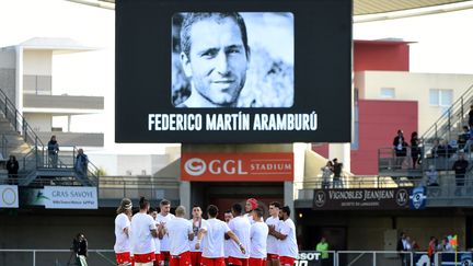 Les rugbymen de Biarritz rendent hommage au joueur argentin Federico Martín-Aramburu, le 26 mars 2022 à Montpellier (Hérault). (SYLVAIN THOMAS / AFP)