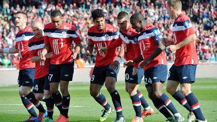 Les joueurs de Lille esquissent un pas de danse apr&egrave;s le but d'Eden Hazard (troisi&egrave;me en partant de la droite) contre Toulouse le 1er avril 2012. (PHILIPPE HUGUEN / AFP)