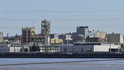 Une usine soupçonnée d'être impliquée dans la pollution aux PFAS à Pierre-Bénite, près de Lyon, le 15 mars 2023. (MAXIME JEGAT / LE PROGRES / MAXPPP)