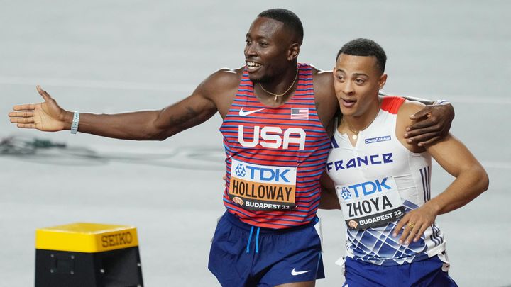 Le champion du monde du 110 mètres haies Grant Holloway avec Sasha Zhoya, en demi-finales des championnats du monde à Budapest le 21 août 2023. (LAURENT LAIRYS / AFP)