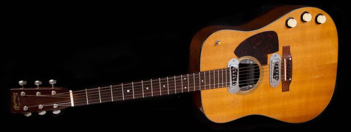 La Martin D-18E de Kurt Cobain estimée 1 million de dollars est vendue aux enchères les 19 et 20 juin à Los Angeles par Julien's Auctions. Le chanteur et musician jouait de cette guitare lors du concert "MTV Unplugged" de Nirvana le 18 novembre 1993 à New York. (JULIAN'S AUCTIONS/ COVER IMAGES / SIPA)