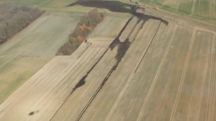 Plusieurs dizaines d'hectares de champs agricoles ont été touchés par une fuite de pétrole, dont l'origine est liée à une fuite sur un pipeline de Total. (CAPTURE D'ÉCRAN FRANCE 3)