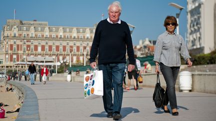 Un couple de personnes &acirc;g&eacute;es se prom&egrave;ne &agrave; Biarritz (Pyr&eacute;n&eacute;es-Atlantiques), le 27 mars 2012. (NICOLAS MOLLO / AFP)