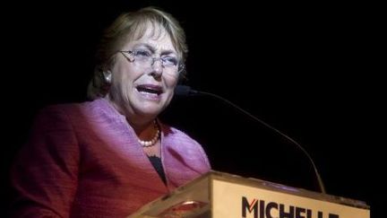Michelle Bachelet prononce un discours à Santiago, au Chili, le 17 Novembre 2013. Elle vient de remporter le premier tour de la présidentielle face à la candidate de droite, Evelyn Matthei.  (AFP PHOTO / Claudio Reyes)