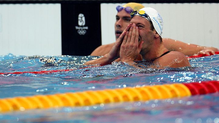 14 août 2008 Pékin. Alain Bernard réalise son exploit et remporte la médaille d'or du 100 mètres nage libre devant l'Australien Eamon Sullivan. (VLADIMIR RYS / BONGARTS / 2008 GETTY IMAGES)