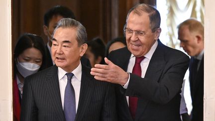 Les chefs de la diplomatie chinoise et russe, Wang Yi et Sergueï Lavrov, à Moscou, le 22 février 2023. (ALEXANDER NEMENOV / AFP)