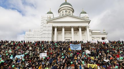 Des milliers de personnes manifestent contre le racisme à Helsinki (Finlande), le 24 septembre 2016. (RONI REKOMAA / AFP)