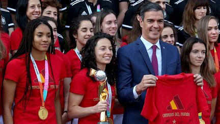 Le Premier ministre espagnol Pedro Sanchez avec les joueuses de la sélection espagnole, sacrées championnes du monde cet été, le 22 août 2023. (PIERRE-PHILIPPE MARCOU / AFP)