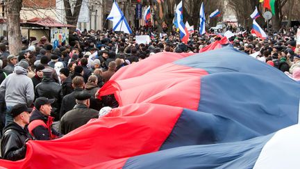 Manifestation pro-russe &agrave;&nbsp;Kharkiv dans l'est de l'Ukraine, le 16 mars 2014. (SERGEI BOBOK / AFP)