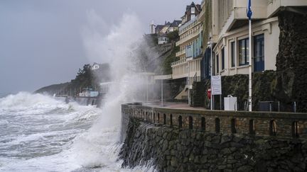 Le 2 novembre 2023, la tempête Ciaran a notamment frappé Granville, dans la Manche, en Normandie. L'accès à la plage, au littoral, a été interdit au public par les forces de l'ordre. (OLIVIER CORSAN / MAXPPP)