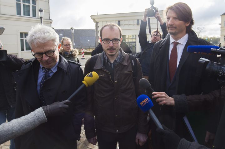 La lanceur d'alerte Antoine Deltour (au centre) à son arrivée au palais de justice de Luxembourg, mardi 26 avril 2016. (MAXPP)