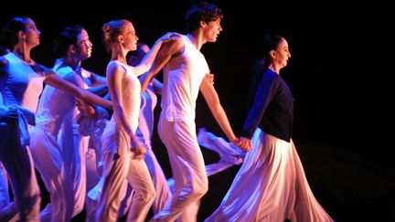 La ballerine brésilienne Marcia Haydee sur scène avec des dansseus de l'école de danse Rudra Béjart en 2003. (SUHAILA SAHMARANI / AFP)