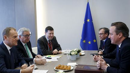 &nbsp; (David Cameron, à droite, assis devant Donald Tusk et Jean-Claude Juncker pendant les négociations © Reuters)