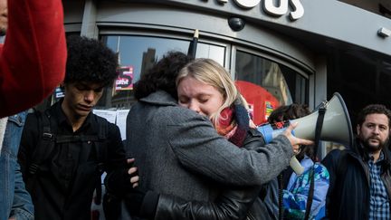 Des étudiantes en pleurs lors d'une manifestation après la tentative de suicide d'un camarade, le 12 novembre 2019 à Lyon. (NICOLAS LIPONNE / NURPHOTO / AFP)