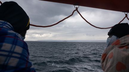 Des migrants sont secourus&nbsp;en mer Méditerranée, le 23 mars 2021. (JEREMIE LUSSEAU / HANS LUCAS / AFP)