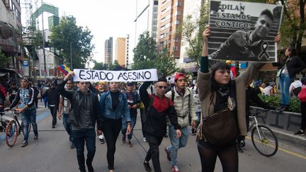 Un rassemblement en&nbsp;hommage à l'étudiant mort après avoir été blessé à la tête par la police anti-émeute, à Bogota (Colombie), le 26 novembre 2019.&nbsp; (JUAN DAVID MORENO GALLEGO / ANADOLU AGENCY / AFP)