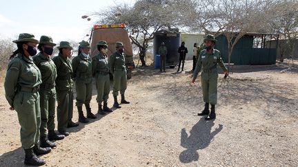 Mais quand le Kenya a confirmé en mars son premier cas de coronavirus, le tourisme a totalement chuté et de nombreuses personnes ont perdu leur emploi. Certains se sont tournés vers le braconnage et la viande de brousse. Plutôt que de rentrer dans leurs villages, les Lionnes qui était déjà en patrouille dans la brousse ont choisi d’y rester pendant quatre mois pour ne pas laisser les animaux en danger.&nbsp; &nbsp; (NJERI MWANGI / REUTERS)