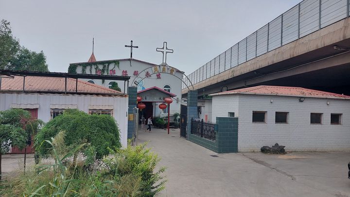 Malgré sa reconnaissance par Pékin, l'évêque de Tianjin continue de célébrer la messe dans sa petite église anciennement clandestine, au bord d'une autoroute. (SEBASTIEN BERRIOT / FRANCEINFO)