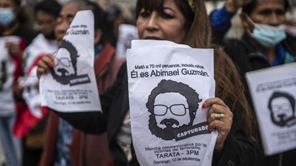 Manifestation dans les rues de Lima samedi 11 septembre après la mort de Guzman pour commémorer les victimes du terrorisme.&nbsp; (ERNESTO BENAVIDES / AFP)