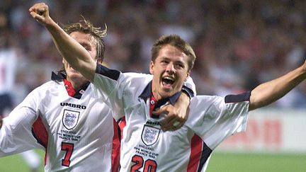 Michael Owen, avec David Beckham, lors de la Coupe du monde 1998, un an après ses débuts professionnels à Liverpool