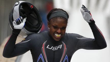 Aja Evans, de l'&eacute;quipe de bobsleigh am&eacute;ricaine f&eacute;minine, retire son casque apr&egrave;s une course en finale de l'&eacute;preuve de bobsleigh &agrave; deux, le 18 f&eacute;vrier 2014. (FABRIZIO BENSCH / REUTERS)