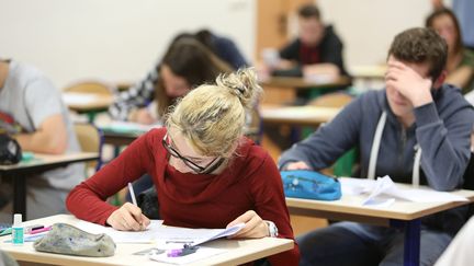 Le brevet des collèges a été reporté aux 1er et 2 juillet en raison de la canicule. Les élèves qui&nbsp;ont un "empêchement majeur" pourront passer l'épreuve en septembre. (FRANCOIS DESTOC / MAXPPP)