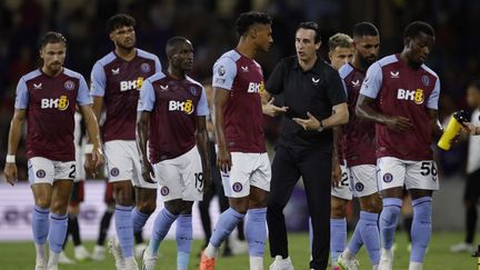 L'ancien entraîneur du PSG, Unai Emery, entouré des joueurs d'Aston Villa. (AFP)