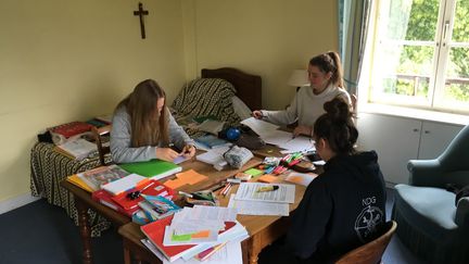 Ombline, Fanny et Inès se sont installées à l'abbaye&nbsp;Saint-Louis-du-Temple pour leur dernière semaine de révisions. (Claire Leys)