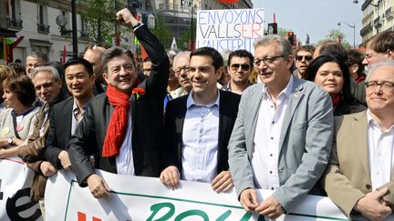 Jean-Luc M&eacute;lenchon (avec l'&eacute;charpe rouge), copr&eacute;sident du Parti de gauche, d&eacute;file &agrave; Paris pour r&eacute;clamer un changement de cap &agrave; Fran&ccedil;ois Hollande, le 12 avril 2014. (PIERRE ANDRIEU / AFP)