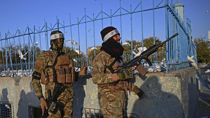 Des combattants talibans patrouillent près de la mosquée bleue de Mazar-i-Sharif (Afghanistan), le 30 octobre 2021. (WAKIL KOHSAR / AFP)