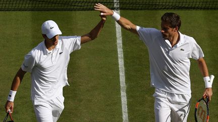 La paire française Nicolas Mahut et Pierre-Hugues Herbert sur le gazon londonien (JUSTIN TALLIS / AFP)