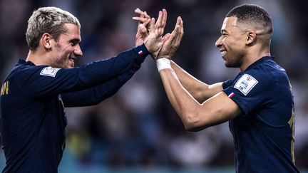 Kylian Mbappé et Antoine Griezmann face à l'Australie au stade Al Janoub le 22 novembre 2022. (PEDRO MARTINS / AGIF)