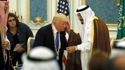 Le roi Salmane d'Arabie saoudite et Donald Trump lors du voyage officiel du président américain, à Riyad, le 20 mai 2017.&nbsp; (JONATHAN ERNST / REUTERS)