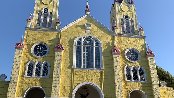 A Castro ainsi que dans les villes de Quinchao, Chonchi et Achao on découvre de petites églises en bois colorées datant de la fin du XIXe siècle sur l'île de Chiloé.  (JUSTINE ANDRES)