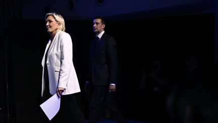 Marine Le Pen et Jordan Bardella après la victoire du Rassemblement national aux élections européennes, le 9 juin 2024 à Paris. (JULIEN DE ROSA / AFP)