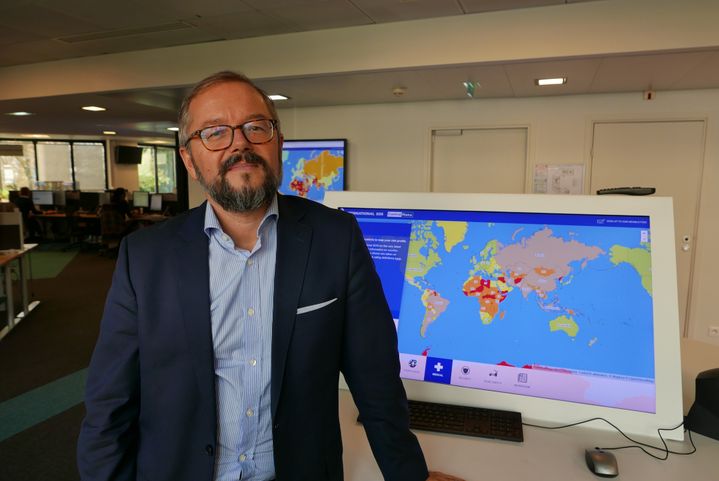 Franck Baron devant la carte des pays à risques mis à jour en temps réel par International SOS : "Mon job, c'est de mettre en place tous les outils pour que les décideurs choisissent" (Photo Emmanuel Langlois)